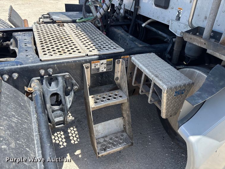 image for item YA3497 2020 Kenworth T680 semi truck