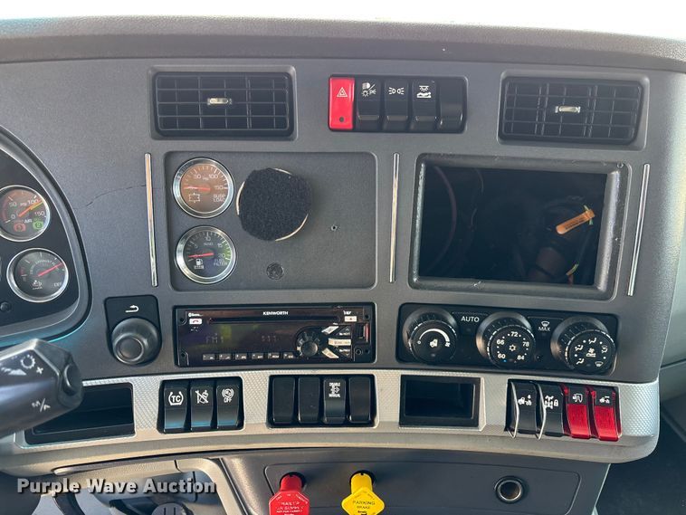 image for item YA3497 2020 Kenworth T680 semi truck