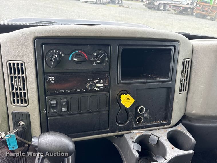image for item YA3553 2019 International 4300 box truck