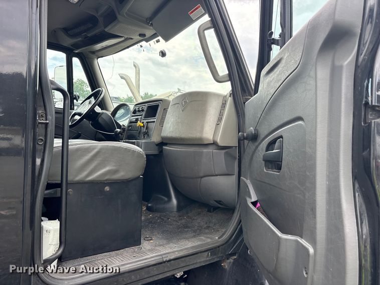 image for item YA3553 2019 International 4300 box truck