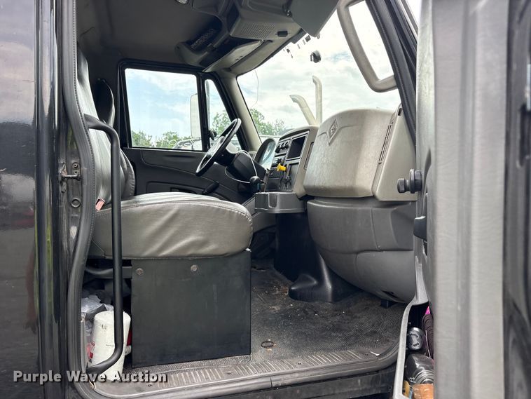 image for item YA3553 2019 International 4300 box truck