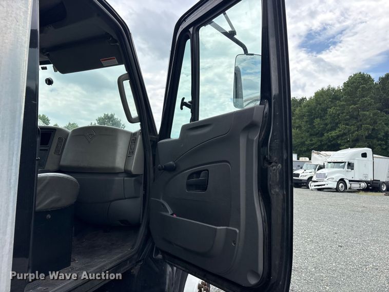 image for item YA3553 2019 International 4300 box truck