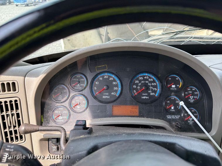 image for item YA3562 2016 International 4300  box truck