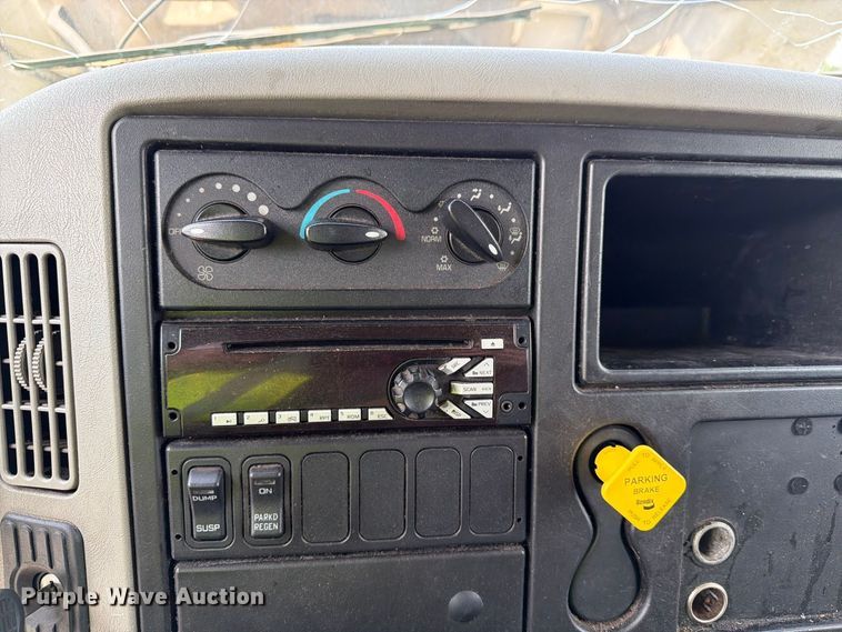 image for item YA3562 2016 International 4300  box truck