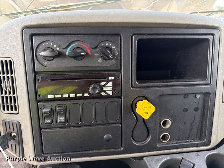 image for item YA3562 2016 International 4300  box truck