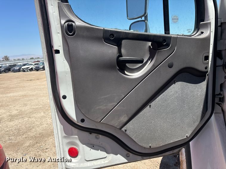 image for item YA3608 2015 Freightliner Business Class M2 box truck