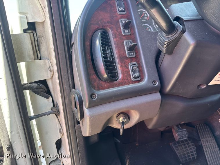 image for item YA3608 2015 Freightliner Business Class M2 box truck