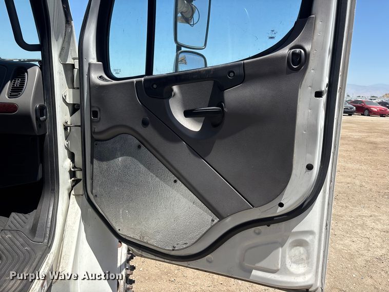 image for item YA3608 2015 Freightliner Business Class M2 box truck