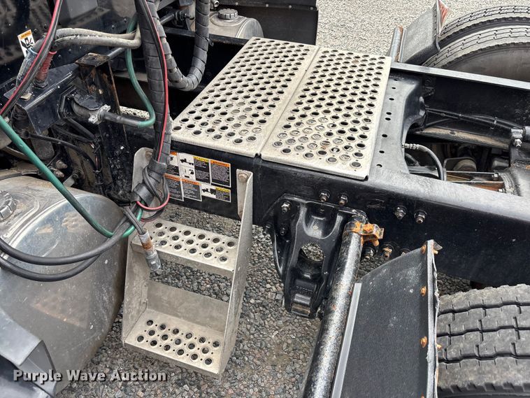 image for item YA3706 2021 Kenworth T680 semi truck