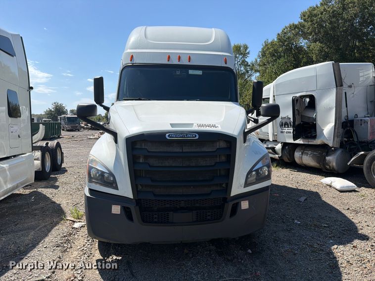 image for item YA3804 2020 Freightliner Cascadia 126 semi truck