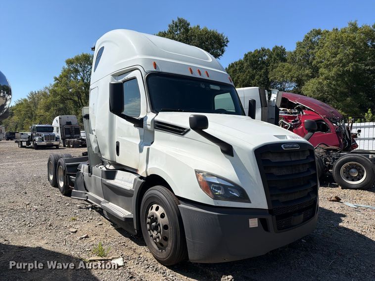 image for item YA3804 2020 Freightliner Cascadia 126 semi truck