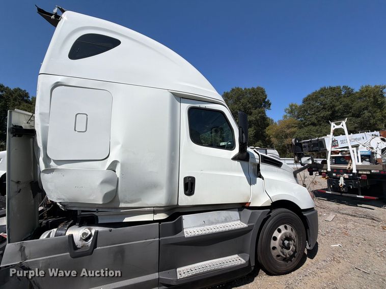 image for item YA3804 2020 Freightliner Cascadia 126 semi truck