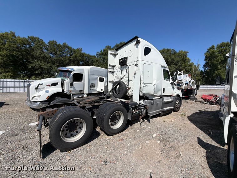 image for item YA3804 2020 Freightliner Cascadia 126 semi truck