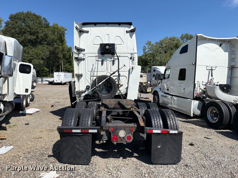 image for item YA3804 2020 Freightliner Cascadia 126 semi truck