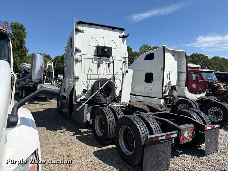 image for item YA3804 2020 Freightliner Cascadia 126 semi truck