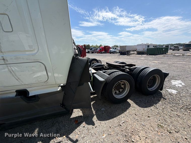 image for item YA3804 2020 Freightliner Cascadia 126 semi truck