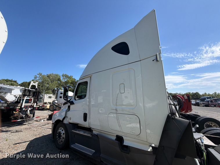 image for item YA3804 2020 Freightliner Cascadia 126 semi truck