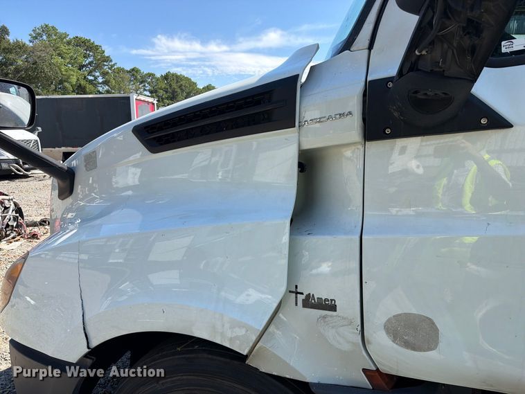 image for item YA3804 2020 Freightliner Cascadia 126 semi truck