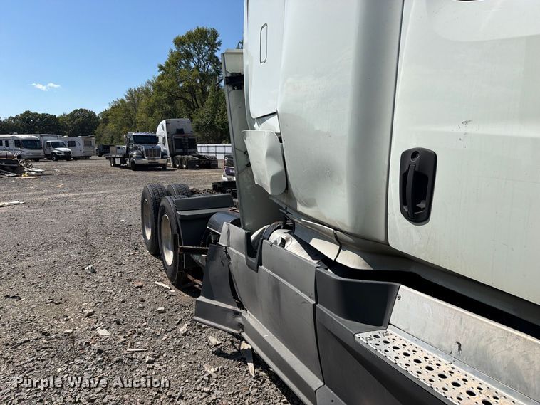 image for item YA3804 2020 Freightliner Cascadia 126 semi truck
