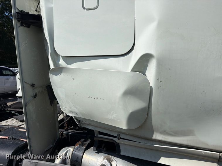 image for item YA3804 2020 Freightliner Cascadia 126 semi truck