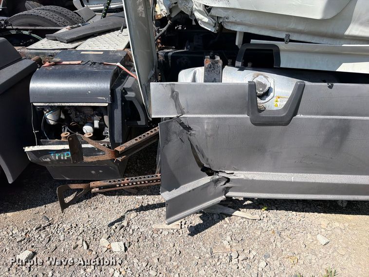 image for item YA3804 2020 Freightliner Cascadia 126 semi truck