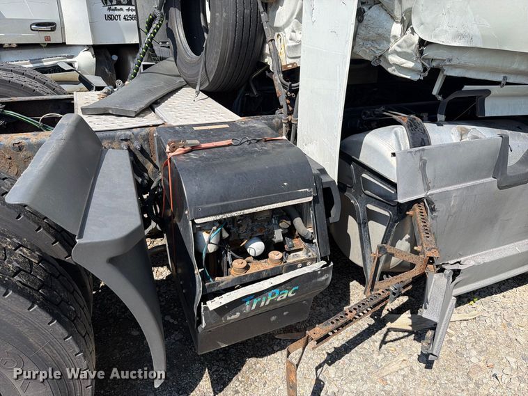 image for item YA3804 2020 Freightliner Cascadia 126 semi truck