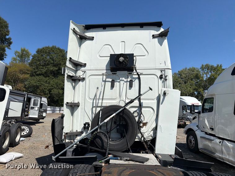 image for item YA3804 2020 Freightliner Cascadia 126 semi truck