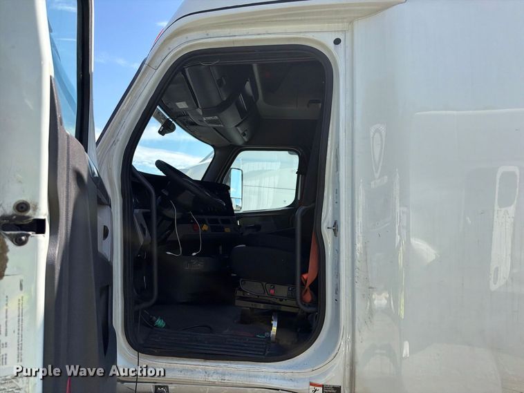 image for item YA3804 2020 Freightliner Cascadia 126 semi truck