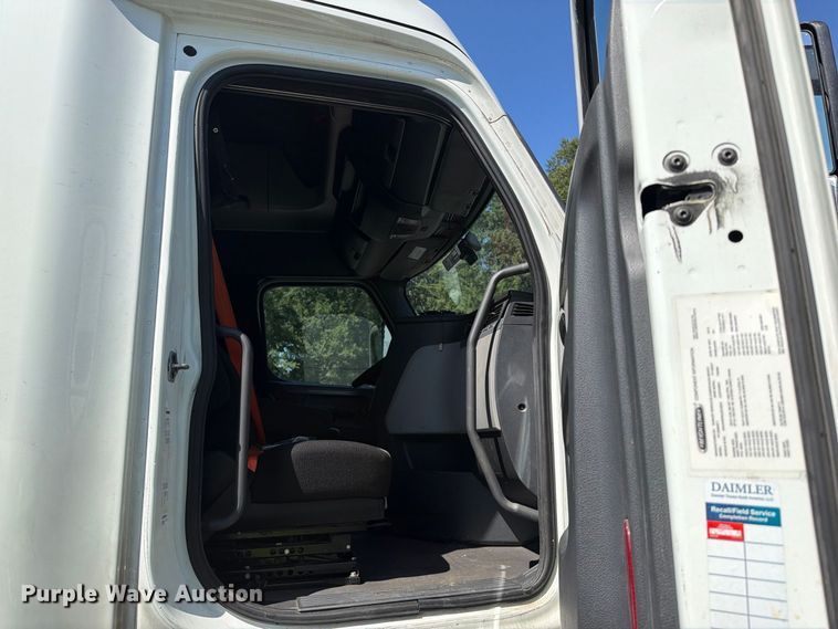 image for item YA3804 2020 Freightliner Cascadia 126 semi truck