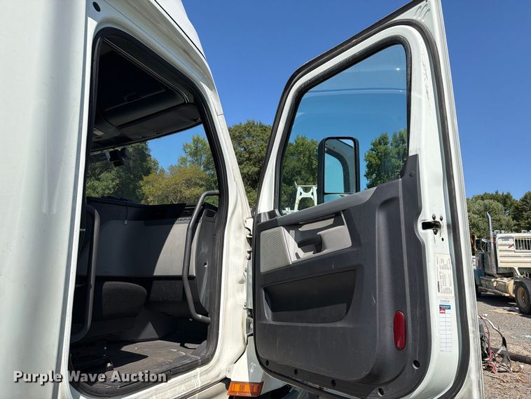 image for item YA3804 2020 Freightliner Cascadia 126 semi truck