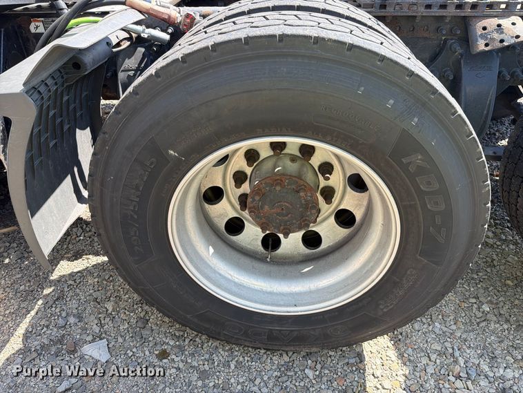 image for item YA3804 2020 Freightliner Cascadia 126 semi truck