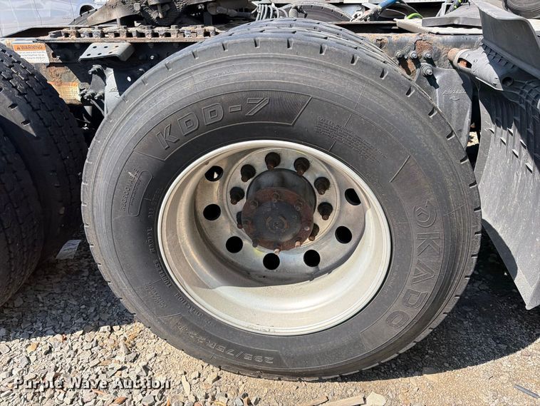 image for item YA3804 2020 Freightliner Cascadia 126 semi truck
