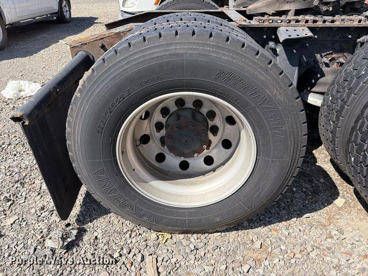 image for item YA3804 2020 Freightliner Cascadia 126 semi truck