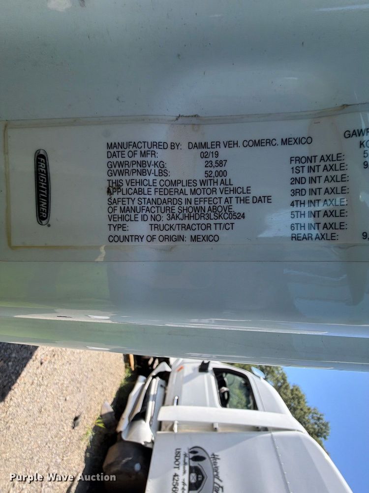 image for item YA3804 2020 Freightliner Cascadia 126 semi truck