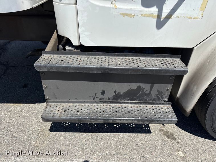 image for item YA3831 2019 Freightliner Business Class M2 box truck