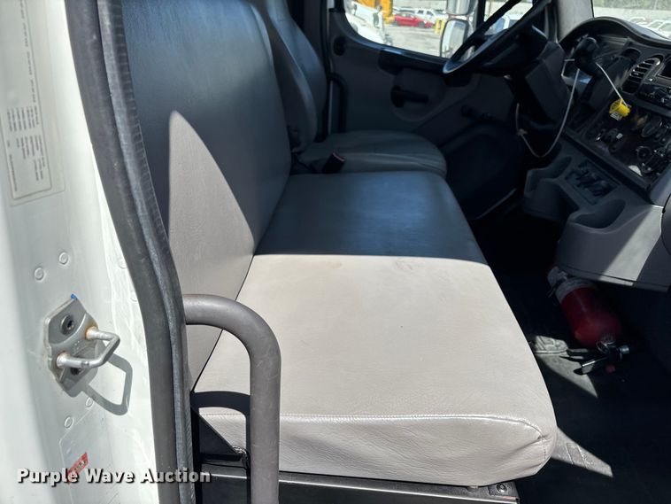 image for item YA3831 2019 Freightliner Business Class M2 box truck