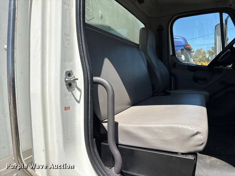 image for item YA3831 2019 Freightliner Business Class M2 box truck