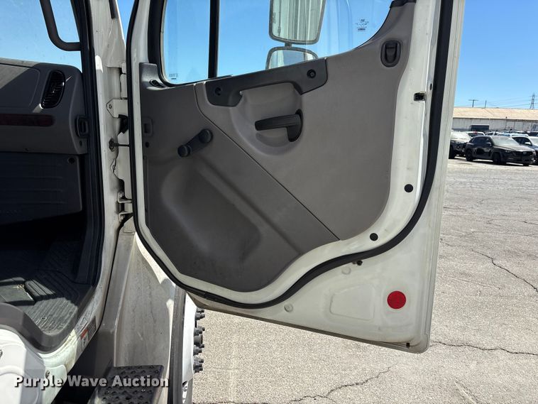 image for item YA3831 2019 Freightliner Business Class M2 box truck