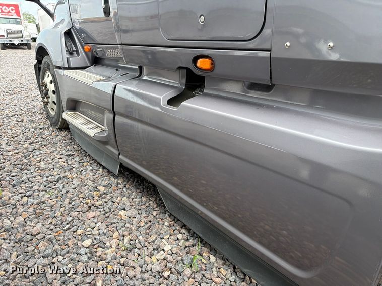 image for item YA4051 2021 International LT625 semi truck