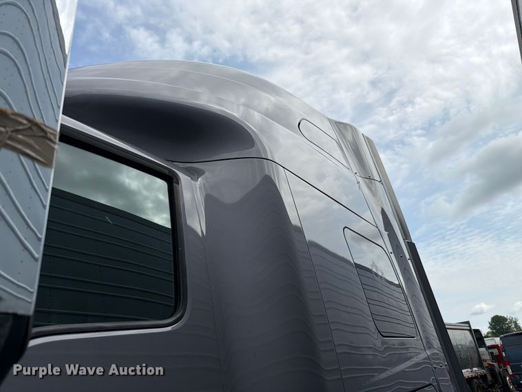 image for item YA4051 2021 International LT625 semi truck