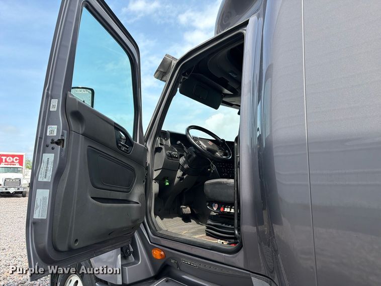 image for item YA4051 2021 International LT625 semi truck