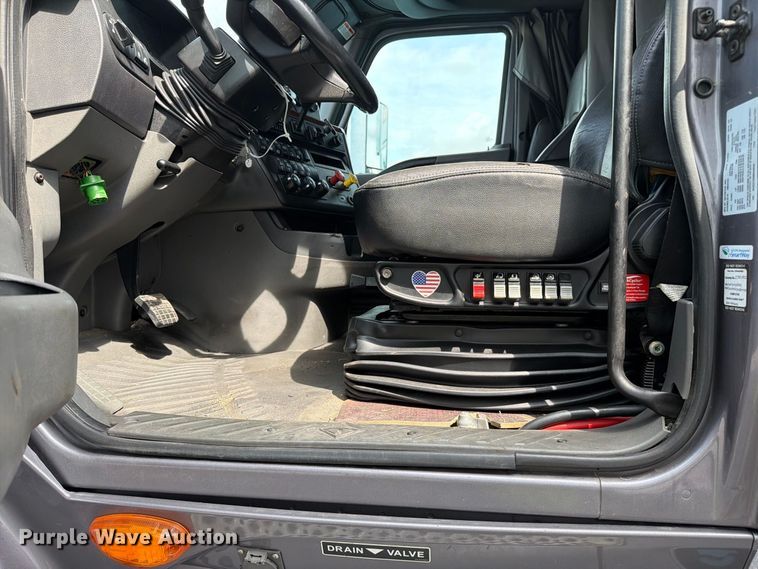 image for item YA4051 2021 International LT625 semi truck