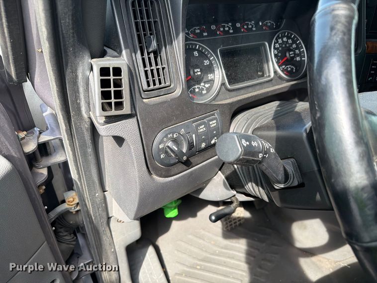 image for item YA4051 2021 International LT625 semi truck
