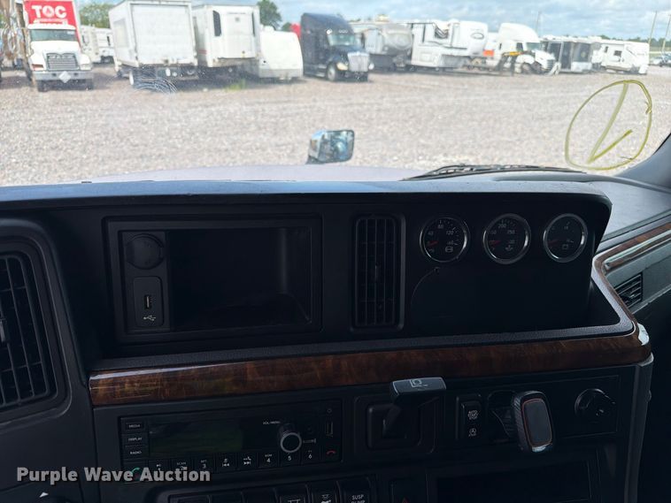 image for item YA4051 2021 International LT625 semi truck