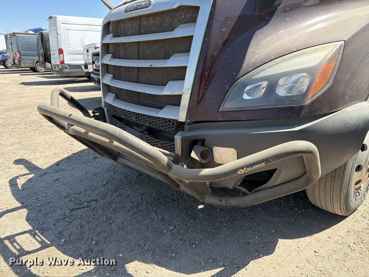 image for item YA4065 2022 Freightliner Cascadia 116 semi truck