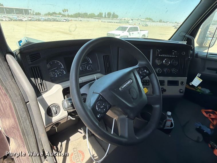 image for item YA4065 2022 Freightliner Cascadia 116 semi truck
