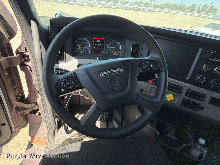 image for item YA4065 2022 Freightliner Cascadia 116 semi truck