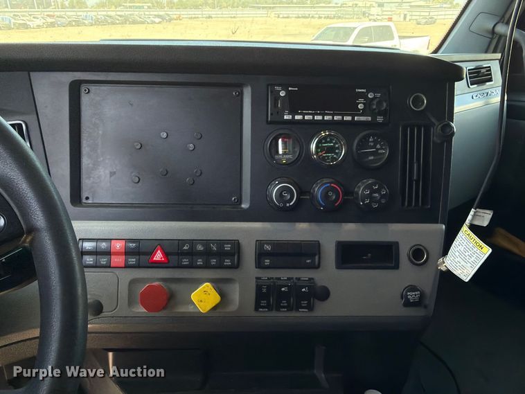 image for item YA4065 2022 Freightliner Cascadia 116 semi truck