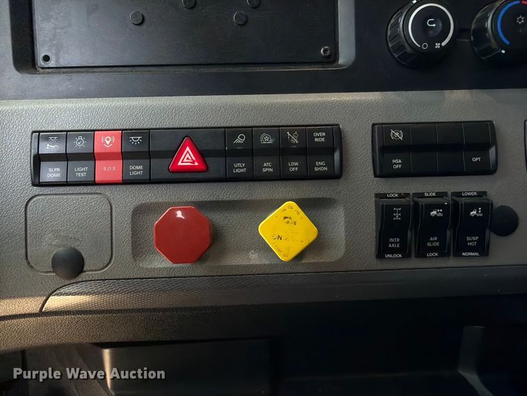 image for item YA4065 2022 Freightliner Cascadia 116 semi truck