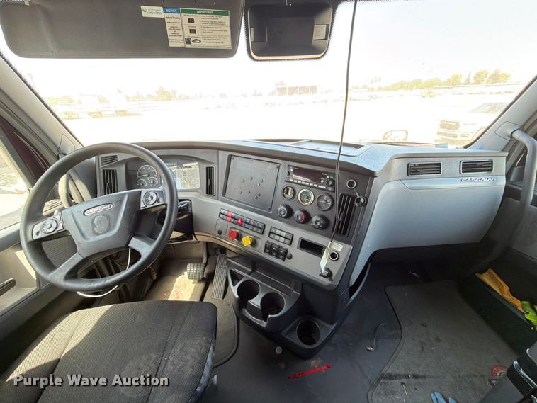 image for item YA4065 2022 Freightliner Cascadia 116 semi truck